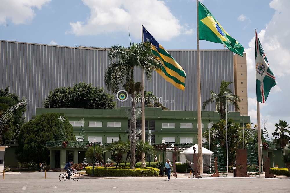 Palacio das Esmeraldas, sede oficial do governador de Goias e o Palácio Pedro Ludovico Teixeira ao fundo, localizados na Praca Civica em Goiania. O Esmeraldas foi contruido em estilo Art Deco que inspirou os primeiros predios de Goiania/ The Palace of Emeralds in Goinia, Brazil, inspired by Art Deco architecture, seats of the state and municipal government .