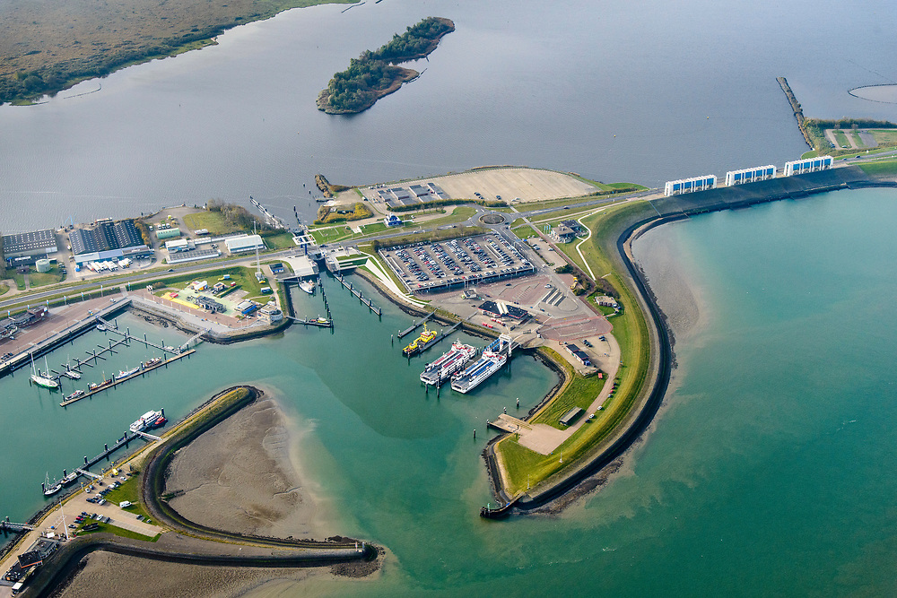 Nederland, Friesland, Groningen, Lauwersoog, 04-11-2018; Haven en Veerhaven voor veerdienst naar Schiermonnikoog. Schutsluis Robbengatsluis tussen Lauwersmeer en Waddenzee, afsluitdijk met R.J. Cleveringsluizen, de spuisluizen.<br />
Lauwersmeer and harbour on the border between Groningen and Friesland, Wadden sea and former Lauwers sea.<br />
<br />
luchtfoto (toeslag op standaard tarieven);<br />
aerial photo (additional fee required);<br />
copyright © foto/photo Siebe Swart