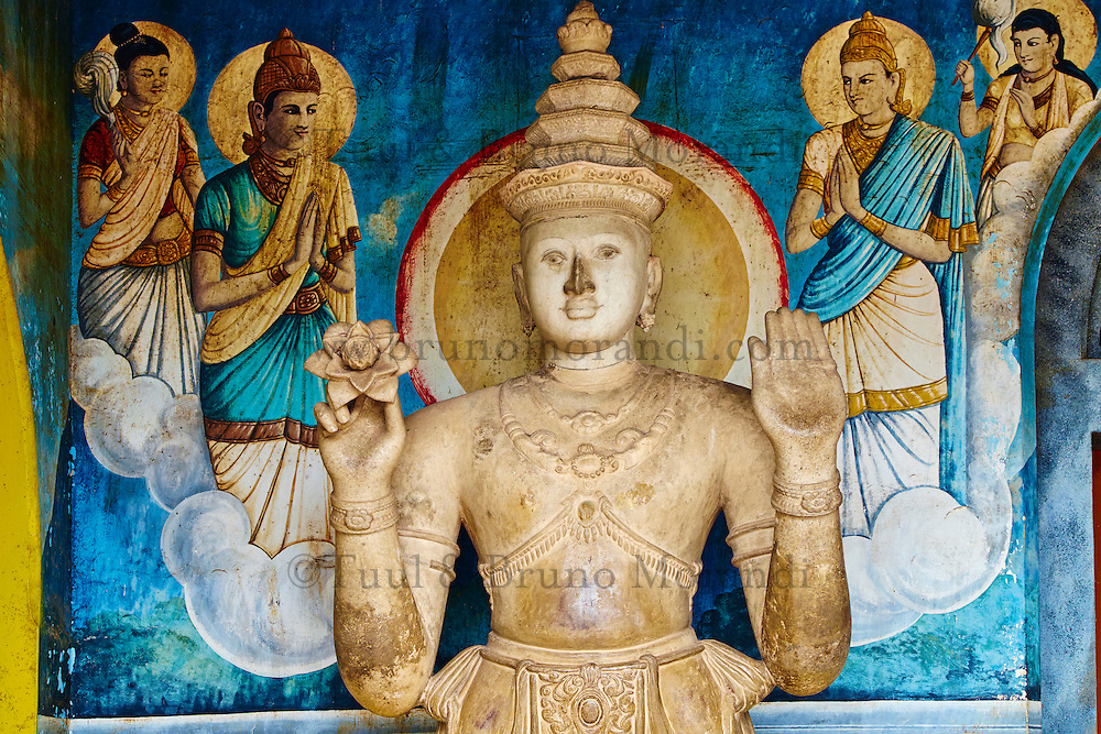 Sri Lanka, province du Centre-Nord, site d'Anuradhapura classé Patrimoine Mondial de l'UNESCO, capitale du Sri Lanka au IIIe siècle avant JC, Dagoba de Ruvanvelisaya, statue de Bouddha // Sri Lanka, North Central Province, Anuradhapura, historic capital of Sri Lanka, UNESCO World Heritage Site, Ruvanvelisaya dagoba, Buddha statue