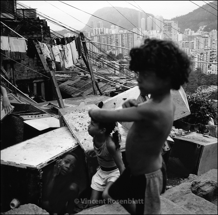 Playing hide and seek in Santa Marta favela.. ||.Brincando na favela Santa Marta.