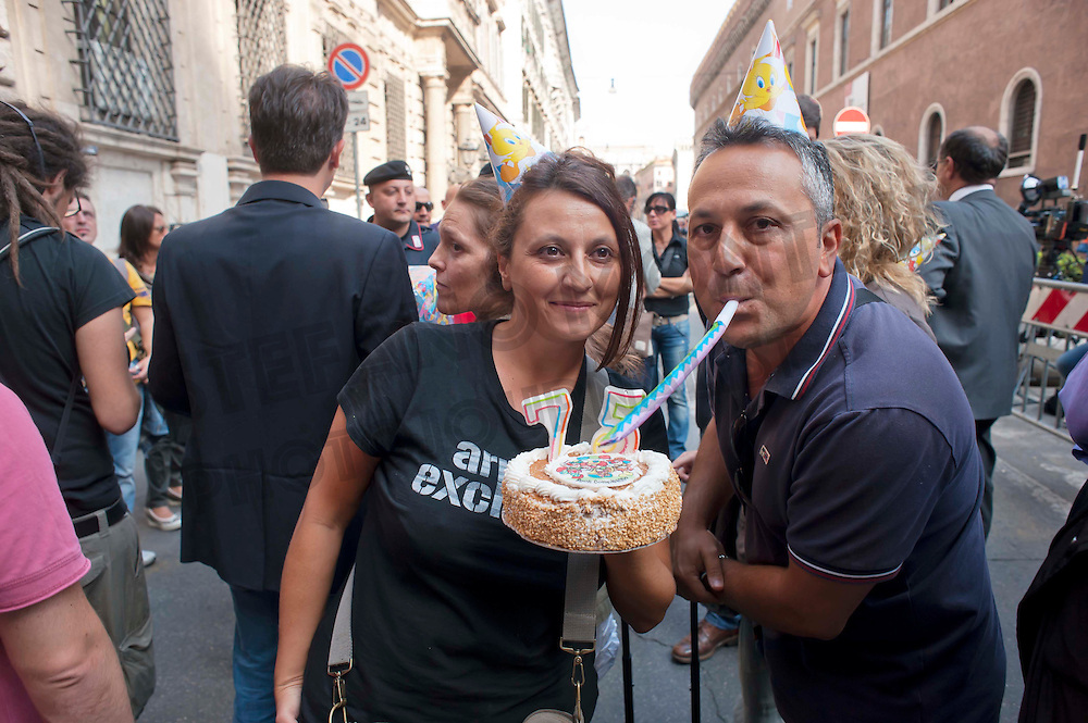 Roma 29 Settembre 2011.Un gruppo di attivisti del Movimento 'La valigia Blu' è arrivato sotto la residenza romana di Silvio Berlusconi con un pacco contenente 13000 firme del popolo della rete che chiede al presidente di rispondere alle 10 domande di Ezio Mauro ed una torta e due candele con il numero 75 ,che sono gli anni che Berlusconi compie oggi