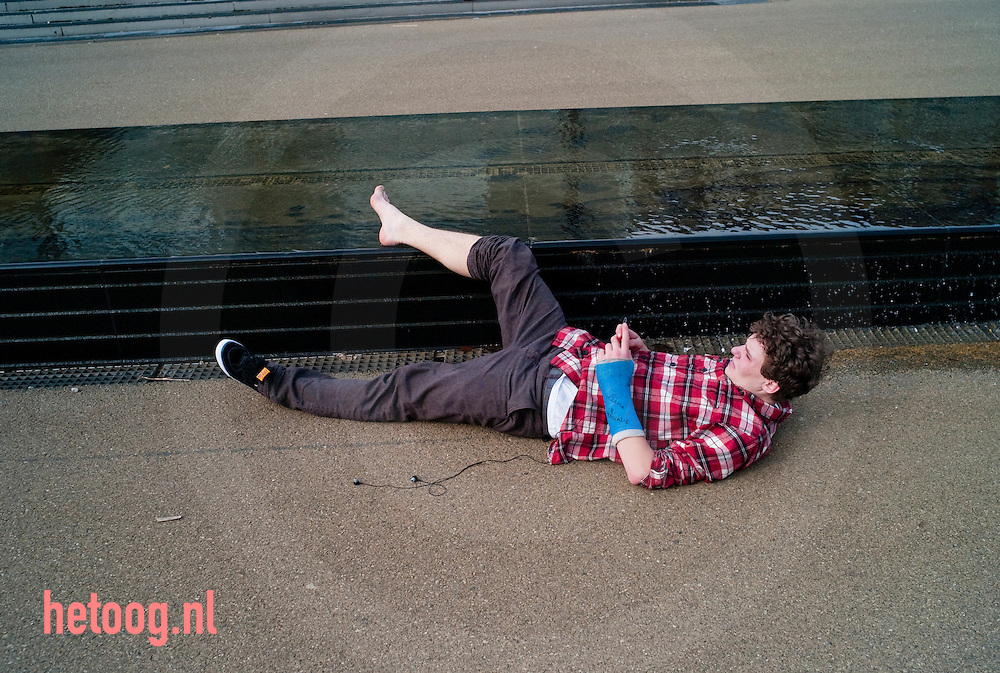 hetOOG - Waar: stationsplein Enschede Wat: skater met twee breuken Wanneer: woensdag 24 maart 2010 15:17 uur