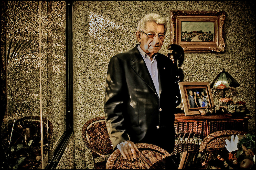 PORTRAITS OF SURVIVORS AND IMMIGRANTS <br />
Sobreviviente del Holocausto / Holocaust Survivor.<br />
<br />
Sr. Lazar Zeev Bone.<br />
<br />
Nació en Iasi, Rumania, el 3 de agosto de 1934. Su padre murió tras un pogromo en 1941, mientras el resto de la familia sobrevivió a las ventiscas de la guerra. En 1947 se mudó a Bucarest con un tío y ese mismo año, en un intento de llegar a Palestina, fue llevado a la isla de Chipre. Unos meses más tarde, junto a otros niños refugiados, arribó a Israel, donde vivió en un kibutz e hizo el servicio militar. En 1955 viajó a Venezuela para conocerla y quedarse por un breve tiempo que se ha convertido en un para siempre. <br />
<br />
Photography by Aaron Sosa<br />
Caracas - Venezuela 2010<br />
(Copyright © Aaron Sosa)