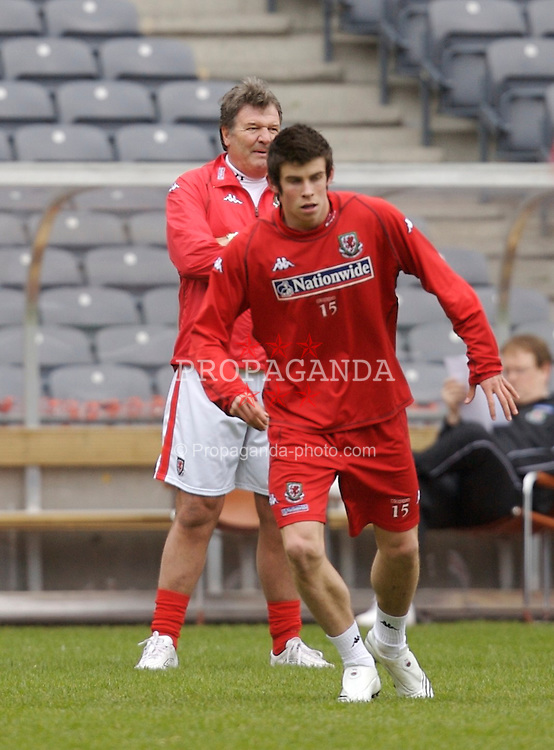 Dublin, Republic of Ireland - Friday, March 23, 2007: Wales' manager John Toshack and Gareth Bale training at Croke Park ahead of the UEFA European Championship 2008 Group D qualifying match against the Republic of Ireland. (Pic by David Rawcliffe/Propaganda)
