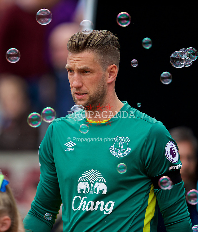 LONDON, ENGLAND - Saturday, April 22, 2017: Everton's goalkeeper Maarten Stekelenburg walks out to face West Ham United during the FA Premier League match at the London Stadium. (Pic by David Rawcliffe/Propaganda)