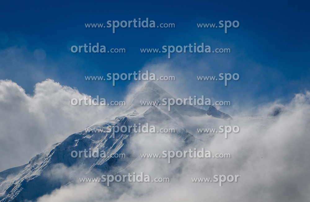 THEMENBILD WETTER, Wintereinbruch in Oesterreich. im Bild der Gletscher Kitzsteinhorn bei Kaprun, Salzburger Land mit Nebel und Wolken verhangen im Sonnenlicht. Bereits Anfang Oktober zeigte sich der grossteil Österreich in weisser Pracht. Kaprun, Oestereich. Bild aufgenommen am 11.10.2013 // WEATHER THEME IMAGE, winter in Austria. picture shows: the Kitzsteinhorn glacier at Kaprun, Salzburg with fog and overcast clouds in sunlight. In early October, a large part of Austria was in white splendor. Kaprun, Austria on 2013/10/11. EXPA Pictures © 2013, PhotoCredit: EXPA/ Juergen Feichter