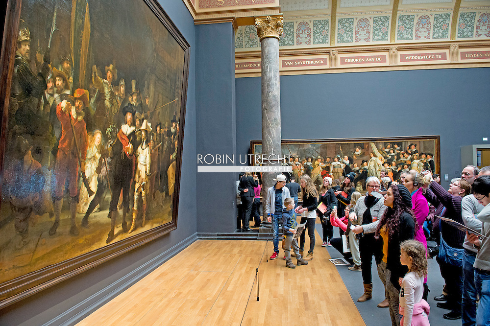 AMSTERDAM - Crowds at the Rijksmuseum in The Night Watch. Many Dutch have in the past year, the museum first visited or rediscovered after the opening last April. COPYRIGHT ROBIN UTRECHT