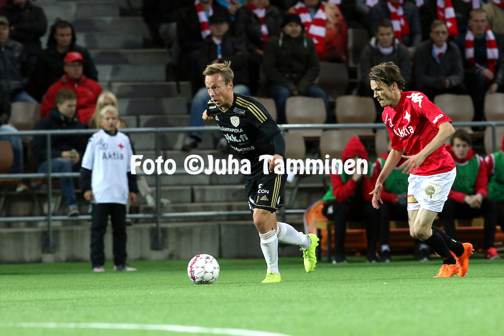 28.9.2015, Sonera Stadion, Helsinki.<br />
Veikkausliiga 2015.<br />
Helsingfors IFK - Seinäjoen Jalkapallokerho<br />
Timo Tahvanainen (SJK) v Joni Korhonen (HIFK).