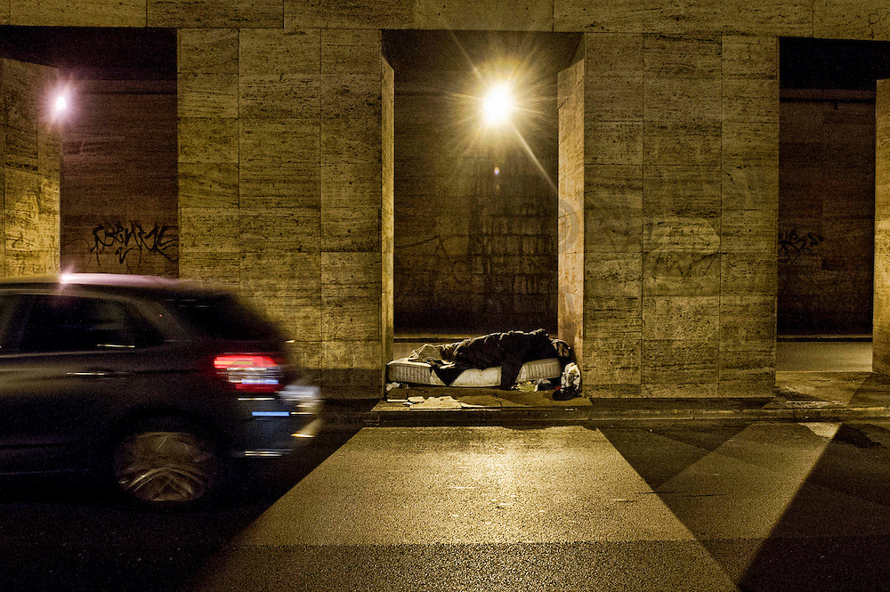 Senza fissa dimora dormono sui marciapiedi che dividono la strada del tunnel tra via Marsala e Via Giolitti vicino alla Stazione Termini.<br />
Homeless sleep on the sidewalks that divide the road tunnel between Via Marsala and Via Giolitti near Termini Station.