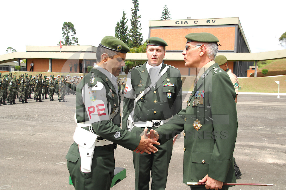 OSASCO, SP - 18.01.2012 – EXERCITO TROCA DE COMANDANTE NO 2º BPE – Novo comandante do 2º BPE Tenente Coronel Aureo Ribeiro Vieira da Silva recebe os cumprimentos do General Adhemar da Costa Machado Filho. Na manha desta quarta-feira (18) houve uma solenidade de troca de comandante no 2º Batalhao da Policia do Exercito, situado no Bairro do IAPI em Osasco, na grande Sao Paulo. O ex- comandante Tenente Coronel Hildomar Arnaldo Filter Junior passou o comando para o Tenente Coronel Aureo Ribeiro Vieira da Silva. Mais informacoes com Tenente Kitadai: 11 3686-5434. (Foto: Renato Silvestre/NewsFree)