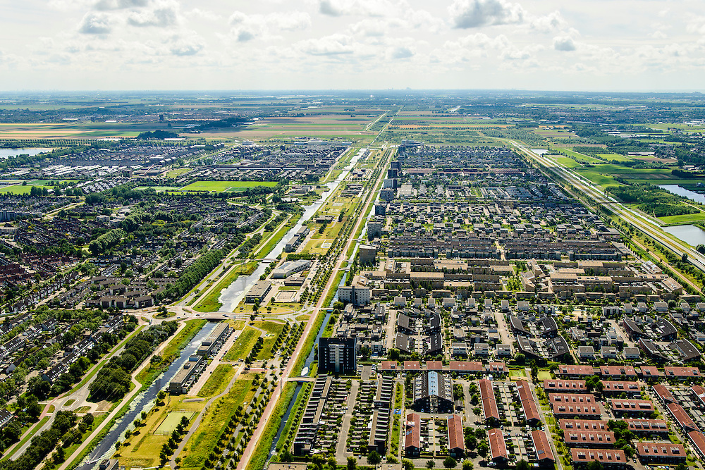 Nederland, Noord-Holland, Hoofddorp, 01-08-2016; overzicht van de wijken Overbos en Floriande (re), aan weerszijden van de IJtocht.<br />
Northwest Hoofddorp, overview.<br />
<br />
Overview Hoofddorp.<br />
luchtfoto (toeslag op standard tarieven);<br />
aerial photo (additional fee required);<br />
copyright foto/photo Siebe Swart