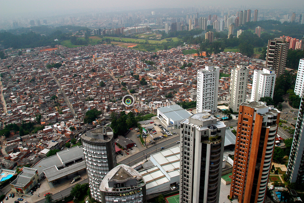 Sao Paulo,SP,Brasil. 19/03/2004.Favela de Paraisopolis, zona sul da cidade e o luxuoso bairro do Morumbi em primeiro plano, revelando o contraste social./ Paraisopolis Slum, south region of the city and the luxurious borough of Morumbi in front, revealing the extreme social contrast..Foto Marcos Issa/Argosfoto