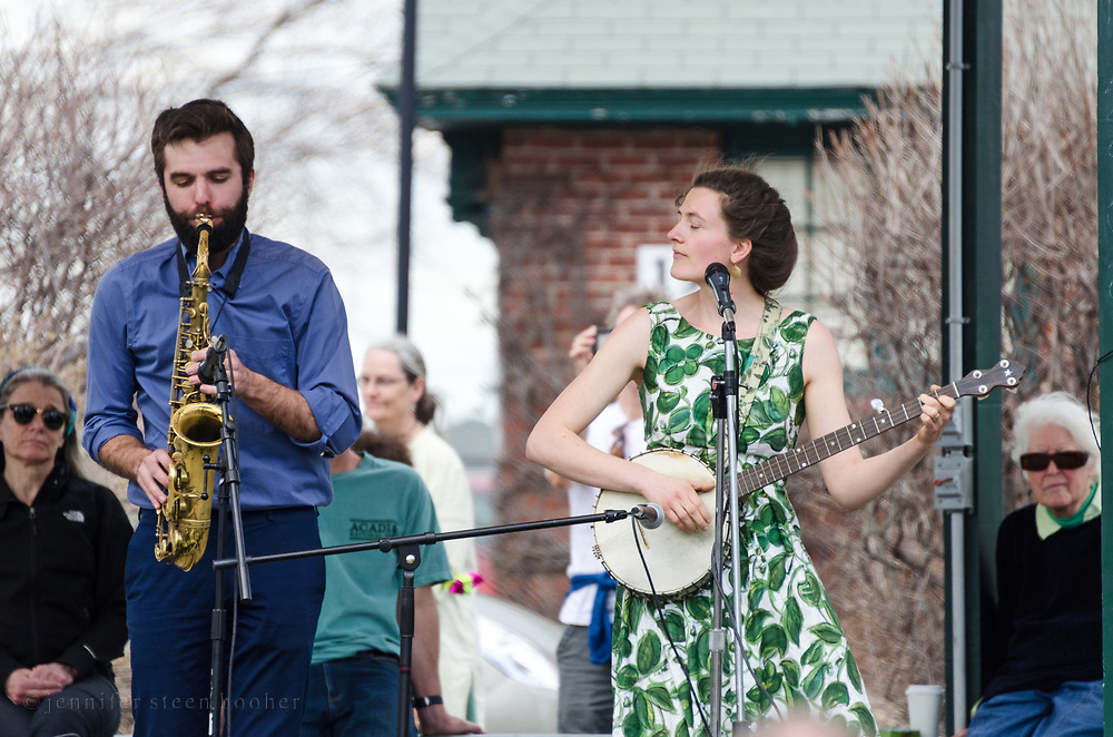 Bar Harbor, USA. 29 April, 2017. Katherine Perkins and Danny Fisher-Lochhead perform at the Downeast Climate March.
