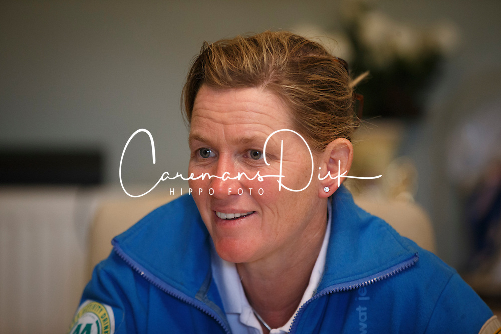 At home with Karin Donckers<br />
Donckers stablers - Minderhoud 2014<br />
© Dirk Caremans<br />
14/10/14