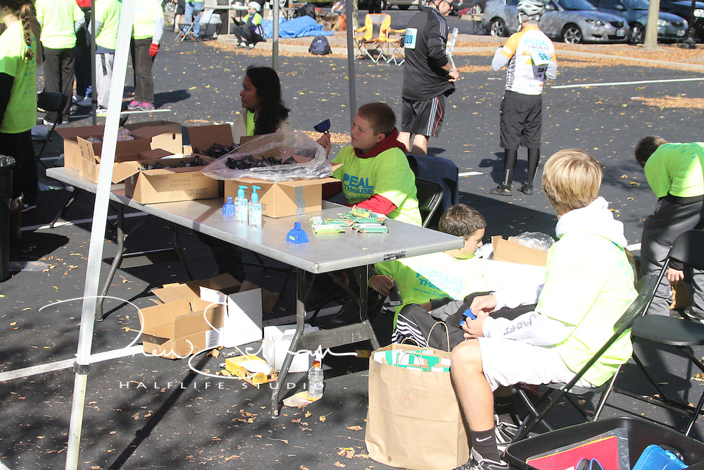 Pedal the Cause 2012.Volunteers.St. Louis, MO.07-OCT-2012..Credit: Scott Neer / Halflife Studio
