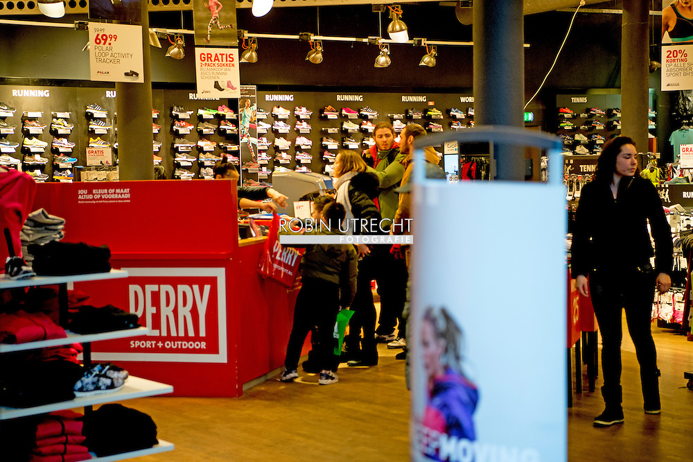 ROTTERDAM - perrysport in perry sportwinkel in het centrum van rotterdam op de lijnbaan .Exterieur van een vestiging van Perry Sport. Het moederbedrijf van Perry Sport en Aktiesport zou uitstel van betaling hebben aangevraagd. failliet copyright robin utrecht