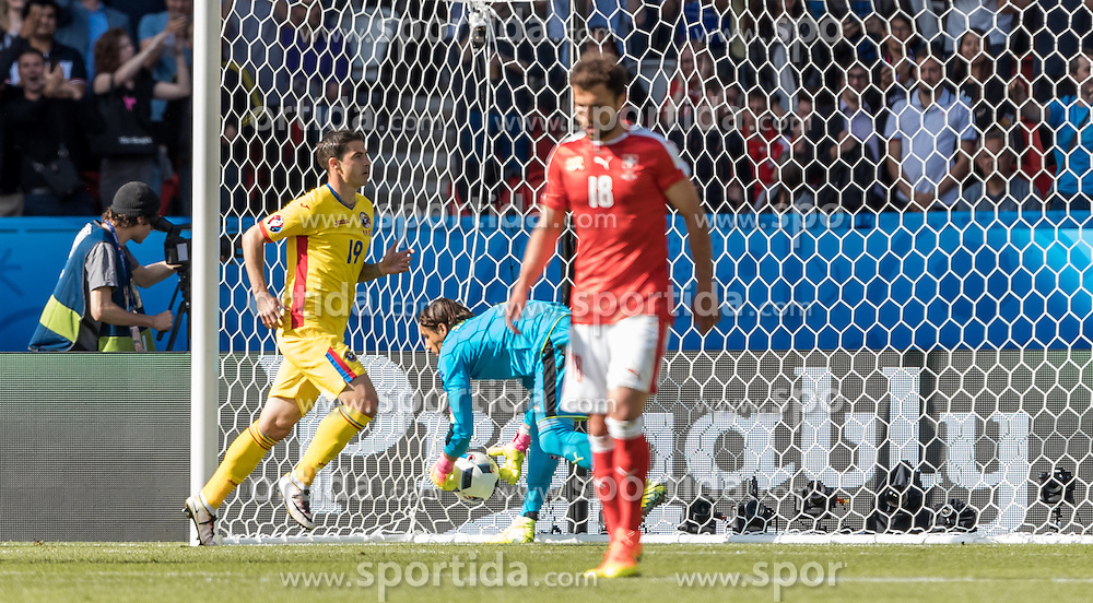 15.06.2016, Parc de Princes, Paris, FRA, UEFA Euro, Frankreich, Rumaenien vs Schweiz, Gruppe A, im Bild Torjubel Rumänien nach dem 1:0 per Elfmeter durch Andrei Prepelita (ROU), Yann Sommer (SUI), Admir Mehmedi (SUI) // Goal Celebration Romania after the 1: 0 from the penalty spot by Andrei Prepelita (ROU) Yann Sommer (SUI) Admir Mehmedi (SUI) during Group A match between Romania and Switzerland of the UEFA EURO 2016 France at the Parc de Princes in Paris, France on 2016/06/15. EXPA Pictures © 2016, PhotoCredit: EXPA/ JFK
