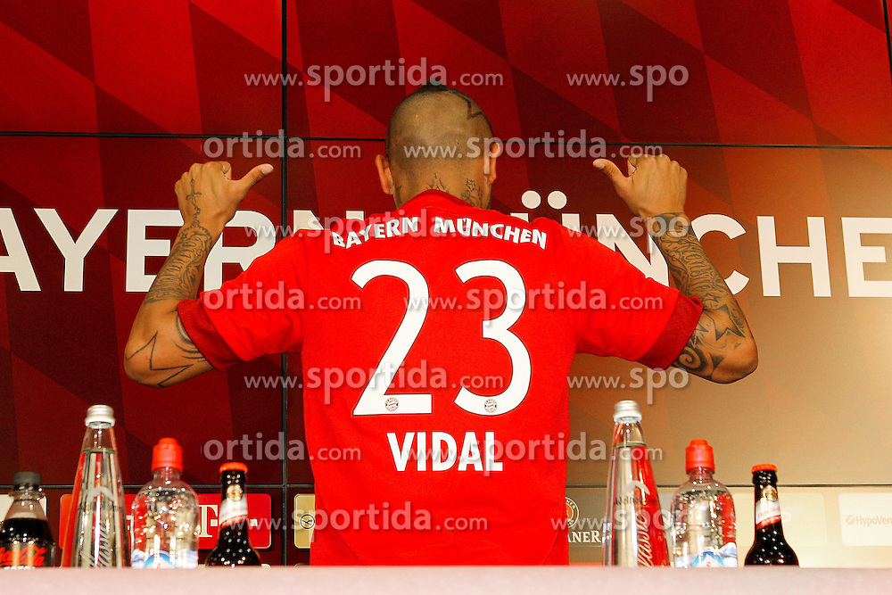 28.07.2015, Allianz Arena, Muenchen, GER, 1. FBL, FC Bayern Muenchen, Vorstellung von Arturo Vidal, im Bild Arturo Vidal #23 (FC Bayern Muenchen) zeigt seine neue Nummer 23 // during the new Play Presentation of Arturo Vidal as new Player of FC Bayern Munich at the Allianz Arena in Muenchen, Germany on 2015/07/28. EXPA Pictures © 2015, PhotoCredit: EXPA/ Eibner-Pressefoto/ Kolbert<br />
<br />
*****ATTENTION - OUT of GER*****