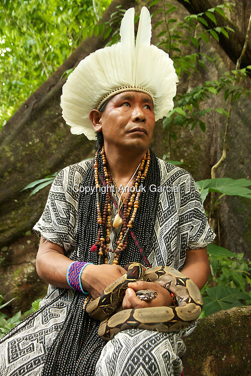 femelle boa dans les mains de Ishan Virgulinio Huni Kuin. Le serpent sacre du peuple huni kuin. figure emblematique de la boisson sacre du Nixi pae ou ayahuasca. | female boa in the hands of Ishan Virgulinio Huni Kuin. The snake crowns of the people huni kuin. emblematic figure of drink crowns of Nixi pae or ayahuasca.