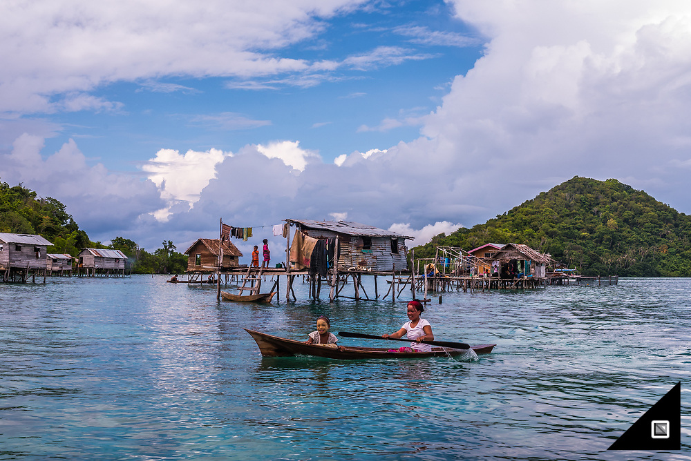 Bajau stilt house village close to Pulau Bodgaya. The charming wooden stilt huts which sometimes host a family of five and sometimes a community with up to 30 roommates are completed within three weeks. The stilt houses are only equipped with necessities. Even more impressive, the Sea Bajau who live within a basic setup on their handmade houseboats (called lepa lepa). Just essentials are needed.