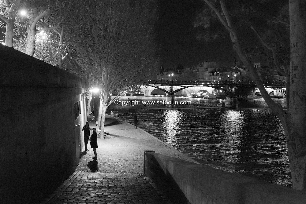 France. Paris. 1st district Art bridge on the Seine river at dusk view from the quai du Louvre in the distance the pont Neuf / le pont des arts sur la Seine