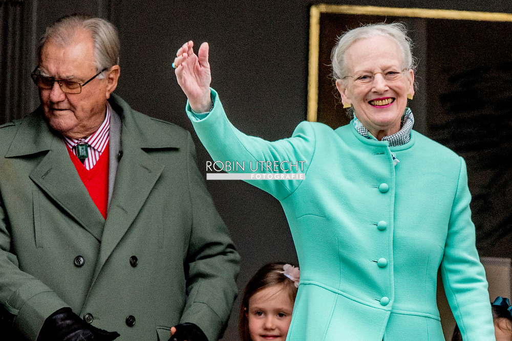 16-4-2017 - AARHUS - - birthday celebration on the balkony marselisborg palace Queen Margrethe, Prince Henrik, Crownprince Frederik, Crownprincess Mary, Prince Christian, Princess Josephine of Denmark, Princess Isabella of Denmark, Prince Vincent of Denmark, Prince Christian of Denmark, Prince Nikolai of Denmark, Prince Felix of Denmark, Princess Athena of Denmark Princess Isabella, Prince Joachim, Princess Marie, Prince Nikolai, Prince Felix and Prince Henrik jr celebrate the 77th Birthday of Queen Margrethe and wave to the danish people at the balcony of marselisborg Palace in AARHUS , 16 April 2017. COPYRIGHT ROBIN UTRECHT<br />
16-4-2017 - AARHUS -- Koningin Margrethe, Prins Henrik, kroonprins Frederik, Kroonprinses Mary, prins Christian, prinses Isabella, prins Joachim, Prinses Marie, Prins Nikolai, Prins Felix en prins Henrik jr viert de 77ste verjaardag van koningin Margrethe en zwaaien naar de deense mensen op het balkon van Paleis marselisborg in Aarhus , 16 april 2017. COPYRIGHT ROBIN UTRECHT