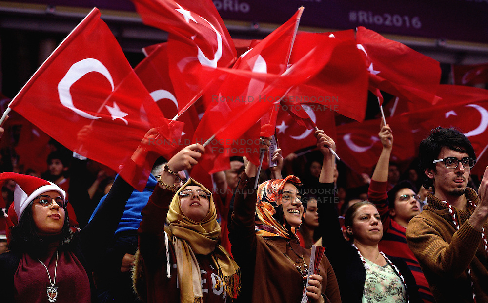 09-01-2016 TUR: European Olympic Qualification Tournament Turkije - Italie, Ankara<br />
De strijd om de tweede Japan ticket wordt gewonnen door Italie. Turkije verliest in de 5de set met 13-15 / Turks publiek, support. De droom naar Rio is voorbij.