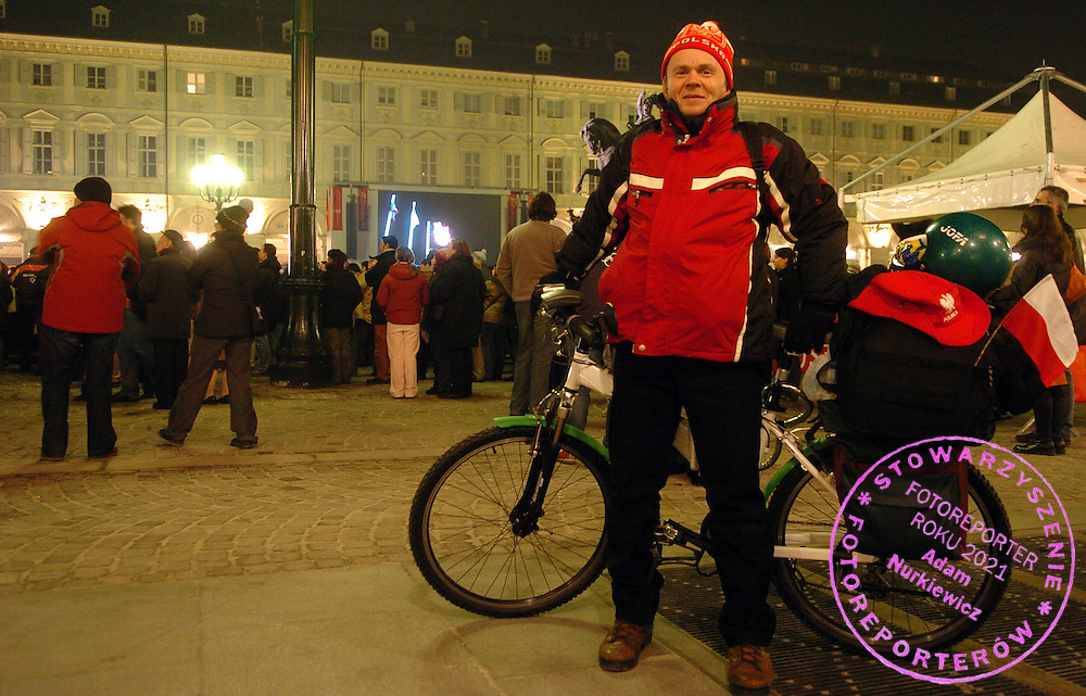 n/z.: Andrzej Obalski na rowerze podczas Igrzysk Olimpijskich w Turynie . Zimowe Igrzyska Olimpijskie, Wlochy , Turyn , 16-02-2006 , fot.: Adam Nurkiewicz / mediasport..Andrzej Obalski on bicykle during Winter Olympic Games in Torino in Italy. February 16, 2006 , Italy , Torino ( Photo by Adam Nurkiewicz / mediasport )